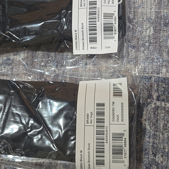 ALO Yoga Scrunch Sock Unisex - Black - Medium - Two Pairs - Picture 3 of 8